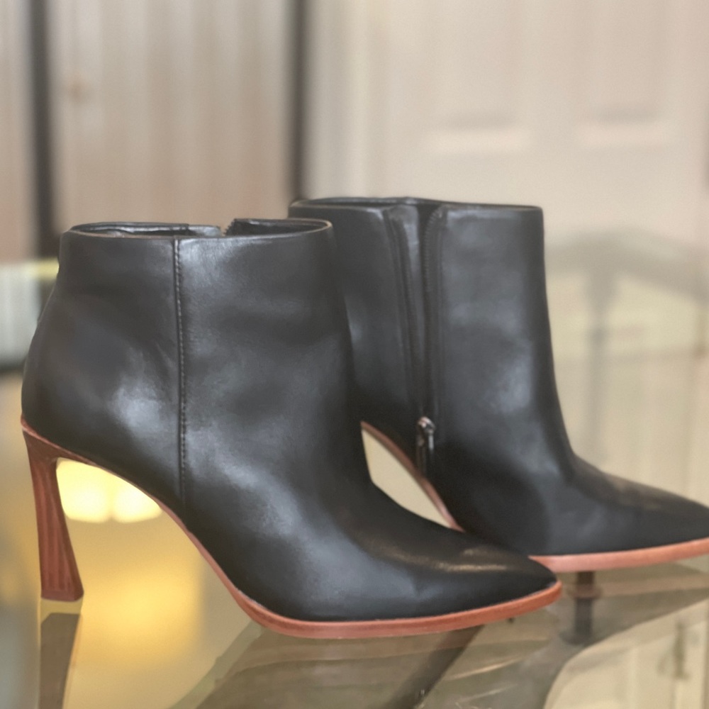 Vince Camuto Pentlee Black Bootie Size 7.5 M